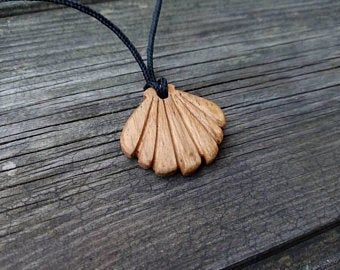 Wood Carving Pendant, Wooden Necklace Handmade, Art Sculpture En Bois, Wood Necklace Pendant, Wood Jewelry Diy, Wooden Jewelery, Wood Jewelery, Seashell Pendants, Dremel Wood Carving