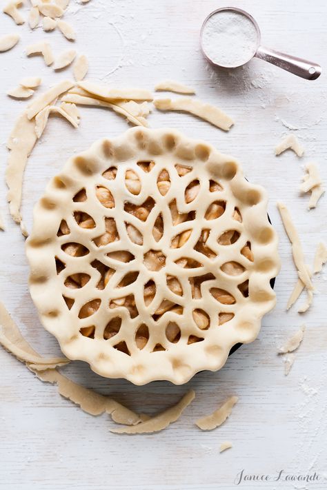 Maple Apple Pie | 25+ Decorative Pie Crust Ideas Maple Apple Pie, Decorative Pie Crust, Pie Crust Designs, Sweet Pie, Apple Pie Recipes, Pie Dessert, Tart Recipes, Apple Recipes, Pie Crust