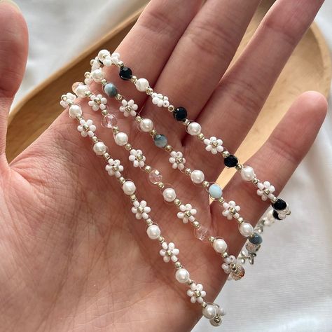 White Bead Bracelet Ideas, Daisy Beads Bracelet, Daisy Beads, Diy Bracelets With String, White Beads Bracelet, Diy Beaded Rings, Toho Beads, Diy Bracelet Designs, Beads Bracelet Design