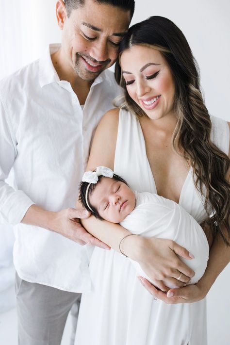 Newborn Baby Shoot With Parents, Newborn Portraits With Parents, Newborn Photo Shoot With Parents, Parents Newborn Photography, Easy Newborn Poses With Parents, Newborn Session With Parents, Newborn With Family Photography, Mom And Newborn Poses, Minimalist Newborn Photos