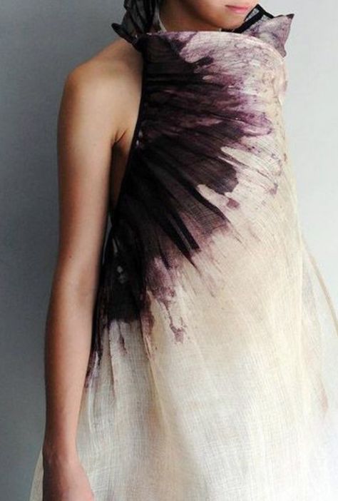 Mode Edgy, Textile Photography, Ice Dyeing, Trend Fashion, How To Dye Fabric, Shibori, Fashion Details, A Dress, Natural Dyes