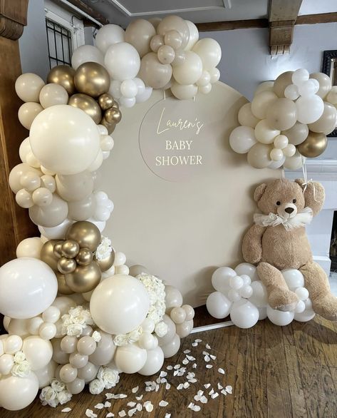 Neutral Color Gender Reveal Ideas, Neutral Gender Reveal Ideas For Party Decoration, Deco Baby Shower Mixte, Gender Reveal Ideas For Party Decoration Indoor, Neutral Baby Gender Reveal Ideas, Baby Showroom Ideas, Baby Shower Blanco, Bear Balloon Arch, Bear Gender Reveal Ideas