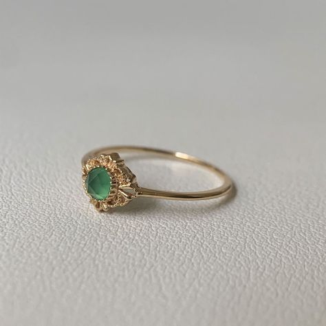 Green Stone Ring Vintage, Simple Unique Engagement Rings Vintage Classy, Minimalist Engagement Ring Vintage, Vintage Green Ring, Retro Engagement Rings, Retro Rings, Cute Promise Rings, Gem Rings, Victorian Engagement Rings