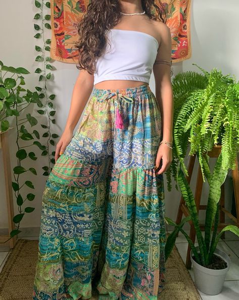 Sua nova calça Hippie favorita, Calça Groovy!🍄🌞🧡🧝‍♀️💚 Tam: único (veste do 34 ao 42) #hippiestyle #calçahippie #bohostyle #groovy #vestuariofeminino Flowey Hippie Pants, Low Waisted Hippie Pants, Non-stretch Hippie Pants For Summer, Hippie Full-length Pants For Festival, Look Hippie, Spring Hippie Tie-dye Pants, Hippie Pants, Boho Clothes, Style Box