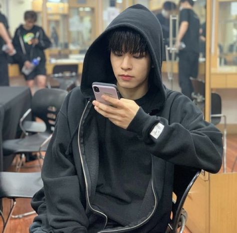 Seungmin Boyfriend, Celebrity Look Alike, Stray Kids Seungmin, Homeless Children, Famous Celebrities, Kpop Boy, Lee Know, Pop Group, Boyfriend Material