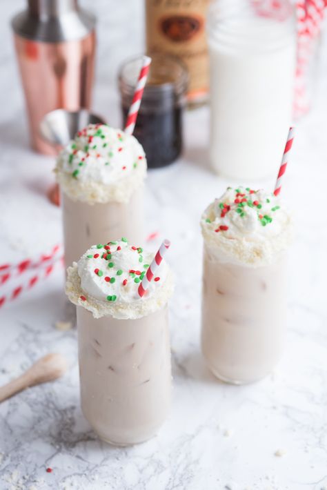 Click through for this super yummy sugar cookie White Russian recipe from @Walmart + @cydconverse #sponsored #RockThisChristmas Christmas Cocktails Vodka, Crafty Cocktails, Christmas Vodka, Christmas Beverages, White Russian Recipes, Christmas Cocktails Easy, Cocktail Vodka, White Russian Cocktail, Christmas Drinks Alcohol