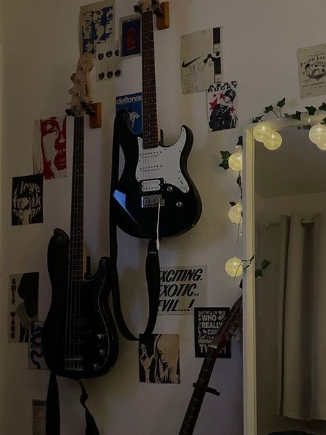 Electric Guitar Aesthetic Pictures, Electric Guitar Asthetics, Marco Core Aesthetic, Guitar On Wall Aesthetic, Electric Guitar Bedroom Aesthetic, Eletric Gutair Aesthetic Girl, Electric Guitar Decor, Bandmates Aesthetic, Guitar Aesthetic Bedroom