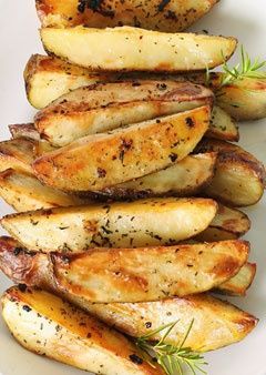 Healthy French Fried Potatoes - make these all the time at home. Can't get enough of them! Roasted Potato Wedges, Healthy Potatoes, Healthy Potato Recipes, God Mat, Fries In The Oven, Weight Watchers Meals, Dijon, I Love Food, Junk Food