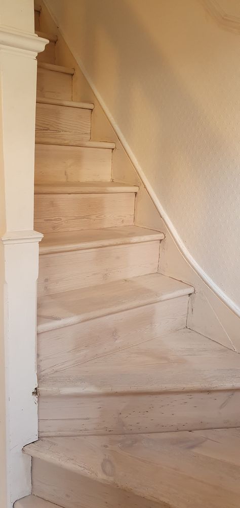 White Wash Stairs, Limewash Stairs, Limewash Staircase, Stairs Stained, Natural Staircase, Staircase Diy, Stairs Entryway, Bedroom Stairs, White Wash Wood