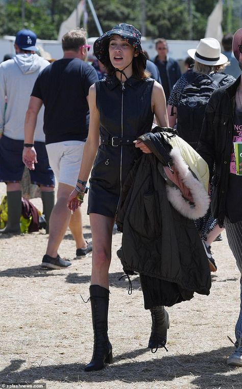 Glastonbury Festival Fashion, Khaki Parka, Alexa Chung Style, Floral Bucket Hat, Glastonbury Festival, Her Cut, Fashion People, Alexa Chung, Navy Floral