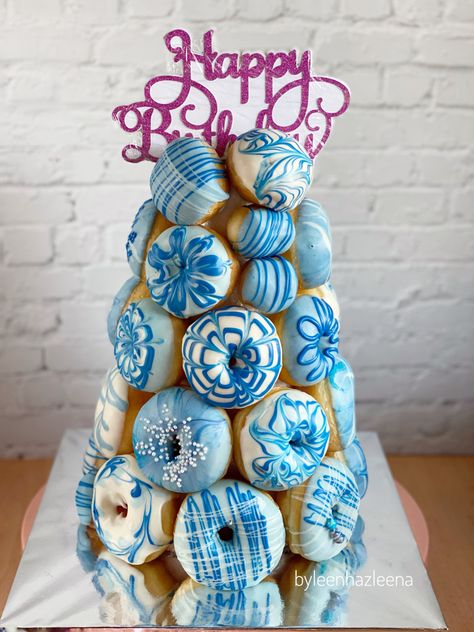 #donuttower #donut Donat Tower, Donut Bread Pudding, Donut Tower, Mini Donuts, Cake Pop, Bread Pudding, Party Snacks, Christmas Cake, Diaper Cake