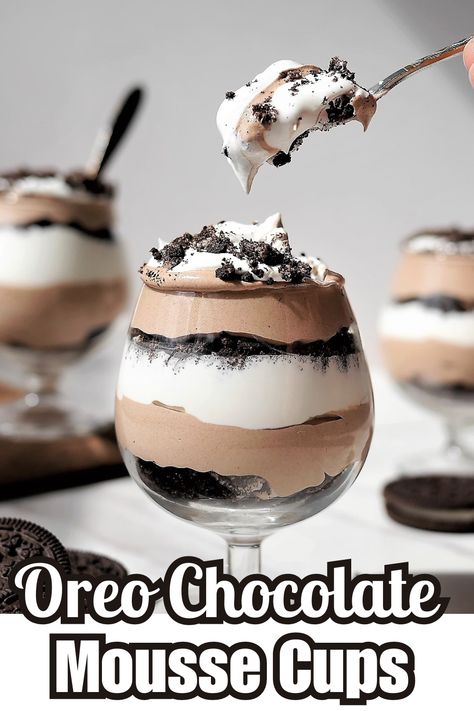 These dessert cups with oreo and chocolate mousse are perfect for special occasions! Oreo Trifle Cups, Chocolate Mousse Cups Recipe, Chocolate Mousse In A Cup, Oreo Deserts Cups, Brownie Cups With Ice Cream, Brownie Mousse Cups, Mini Chocolate Mousse Cups, Oreo Mousse Cups, Christmas Mousse Cups