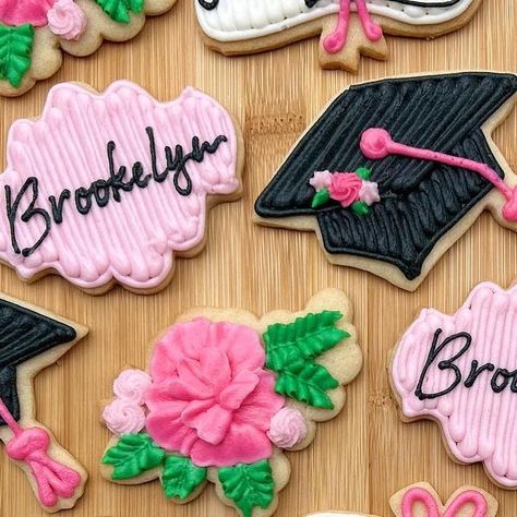 ✨Kelly✨ on Instagram: "Congratulations Brookelyn!🎓🌸 #graduationcookies #graduation #buttercreamflowercookies #buttercreamcookies #classof2023 #letseatsugar #rochestermn #rochmn #rochestermnbaker #homebaker #congratulations #yummy" Flower Graduation Cookies, Graduation Cookies Buttercream, Buttercream Graduation Cookies, Congratulations Cookies, Sugar Cookie Buttercream Frosting, Buttercream Frosting Cookies, Frosting Cookies, Buttercream Cookies, Graduation Desserts