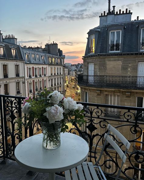 France Aesthetic, Paris Vibes, Paris Home, Parisian Vibes, Parisian Life, Paris Aesthetic, Parisian Apartment, Living In Paris, Paris Apartments