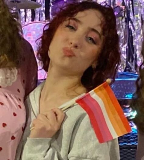 chappell roan with a lesbian pride flag during a m&g in 2023. Chappell Roan Pfp Lesbian Flag, Chappell Roan Pride Flag, Chapelle Roan Icon, Chappell Roan Lesbian Flag, Chappel Roan Pfp, Chappell Roan Hot To Go, Chappell Roan Icons, Chappell Roan Pfp, Chapel Roan