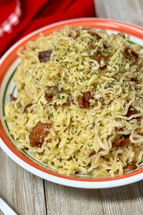 Instant Ramen Carbonara Ramen Carbonara, 5 Ingredient Dinners, Ramen Noodle Recipes, Instant Ramen, Carbonara Recipe, Supper Ideas, Sheet Pan Dinners, Salad Side Dishes, Food Help