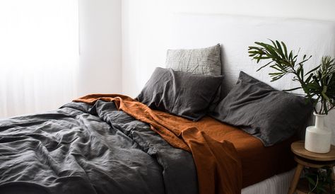 Lookbook Warm Grey and Ochre Orange Bed Sheets, Bohemian Decoration, Warm Home Decor, Grey And Orange, Simple Bed, Linen Sheets, Cheap Decor, Warm Grey, Dream Bedroom