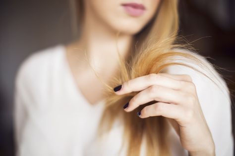 Hello our lovely Luxy friends, Oh, split ends. We're all familiar with them. What causes them? How do we get rid of them? How do we prevent them? Here's a quick Homemade Hair Treatments, Luxy Hair, Travel Hairstyles, Hair Issues, Homemade Hair Products, Hair Healthy, Hair Advice, Celebrity Hair Stylist, Hair Blog