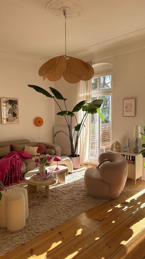 Cute Earthy Living Room, Room Inspo Kitchen, Small Apartment Home Decor, Happy Apartment Decor, Vaulted Ceiling Living Room Apartment, Glam Apartment Aesthetic, Italy Inspired Home Decor, Colorful Vintage Apartment, Colorful Modern Apartment