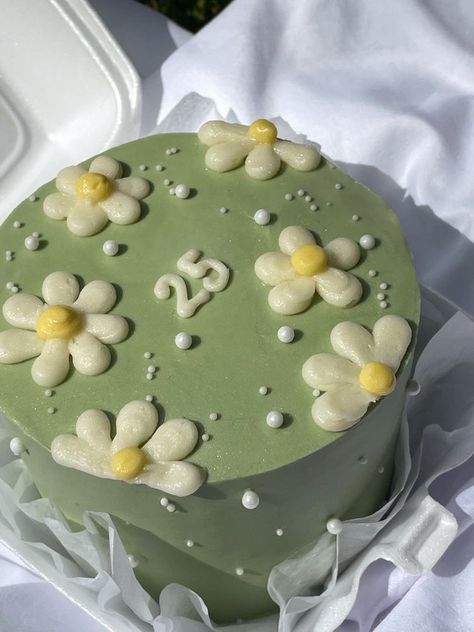 Aesthetic Small Birthday Cake, Simplistic Birthday Cakes Aesthetic, Easy Aesthetic Cake Designs, Birthday Cakes Ideas Aesthetic, Pretty Birthday Cakes Easy, Small Aesthetic Birthday Cakes, Simple 23rd Birthday Cake, Neutral Cakes Birthday, Small Pretty Cakes