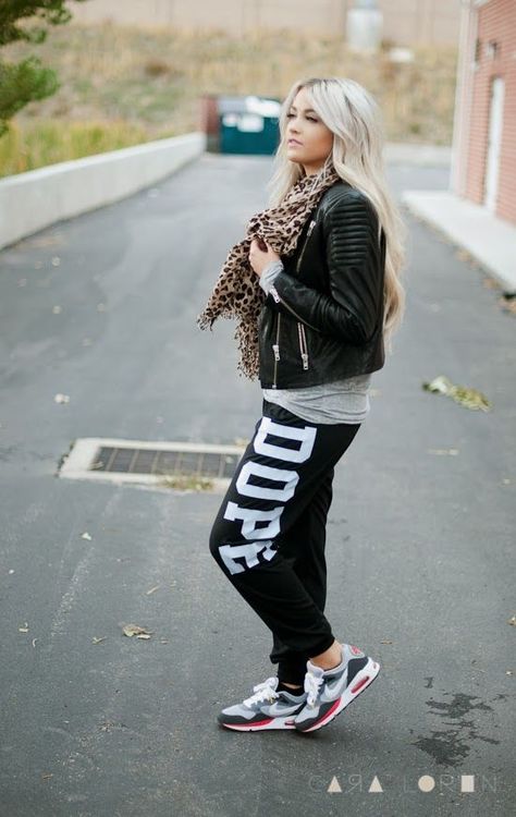 Air Max Sunrise/Correlate, Sweats n a Leather. One of my favorite casual looks. Nike Air Max Correlate Outfit, Airmax Women, Nike Air Max Correlate, How To Wear Sweatpants, Cheetah Print Scarf, Cara Loren, Outfit Dress, Women Outfit, Nike Outfits