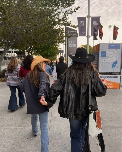 COWBOY HATS 🤠🪩✨ Beige ❌❌RSV❌❌ orange 3000 da. The leopard 3500 da. Pro Rodeo Outfits, Aesthetic Rodeo Outfit, Rodeo Inspo Outfits, Fort Worth Stock Show And Rodeo Outfit, Rodeo Outfits Cold Weather, Houston Rodeo Picture Ideas, Rodeo Outfit Aesthetic, Rodeo Outfits 2024, Houston Texas Rodeo