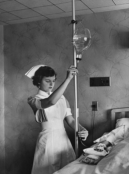 Nursing Pictures, History Of Nursing, Muzică Rock, Nurse Photos, Nurse Rock, Nursing Profession, Vintage Nurse, Nurse Love, Vintage Medical