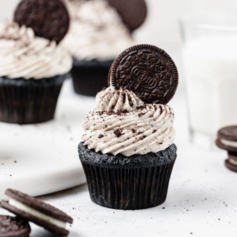 Oreo Cookie Cupcakes, Cupcakes Rellenos, Oreo Cupcake Recipe, Oreo Muffins, Creme Cupcake, Wednesday Birthday, Cupcakes Oreo, Cookie And Cream Cupcakes, Chocolate Cupcakes Filled