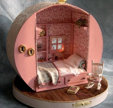 Miniature Room Boxes, Room Box Miniatures, Room Boxes, Diy Doll Miniatures, Mini Doll House, Doll House Crafts, Dollhouse Miniatures Diy, Dolls House Interiors, Miniature Rooms