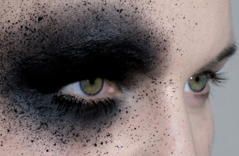 asymetric sooty black eye makeup in a fade out and spatter design Make Up Inspiration, Black Makeup, Fantasy Makeup, Editorial Makeup, Makati, Beauty Editorial, Eye Make, Creative Makeup, Artistry Makeup