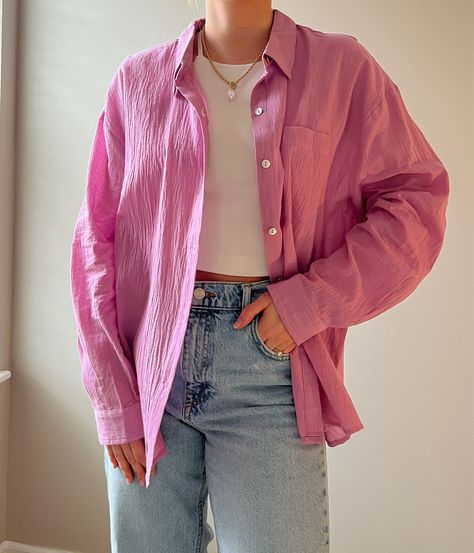 Shirt Casual Outfit Woman, Pink Linen Button Down, Pink Satin Button Up Outfit, Button Up Open Shirt Outfit, Pink Linen Blouse Outfit, How To Style Pink Blouse, How To Style Pink Button Up, Pink Shirt Fall Outfit, Pink Shirt Jacket Outfit