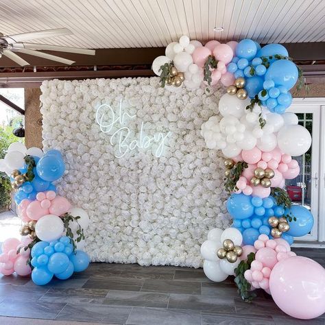 Flower Wall Backdrop With Balloons, White Flower Wall With Balloons, Backdrop Gender Reveal, Gender Reveal Flower Wall, Flower Wall Baby Shower Ideas, Baby Shower Flower Wall, Flower Wall With Balloons, Gender Reveal Flowers, All White Gender Reveal