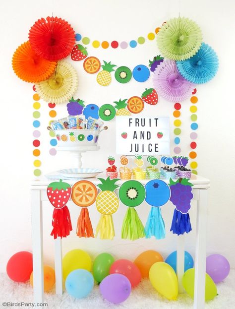 DIY Fruit & Juice Drinks Station - learn to style a fun, interactive, easy and super tasty drinks and fruit bar for your kids birthday or play dates! by BirdsParty.com @birdsparty #drinkststaion #juicebar #kidsjuicebar #fruitbar #fruitstation #partyideas #rainbowparty #rainbowbirthday Fruit Party Ideas Decoration, Fruit Banner Free Printable, Juice Decoration Ideas, Fruits Party Ideas, Summer Theme Birthday Party Ideas, Fruit Birthday Party Theme Decorations, Fruit Themed Decor, Fiesta Decorations Ideas, Fruits Theme Birthday Party