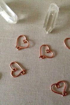 Wire Heart, Wire Jewelry Making, Wire Wrapped Jewelry Tutorials, Bijoux Fil Aluminium, Wire Jewelry Tutorial, Wire Jewelry Designs, Heart Shaped Jewelry, Diy Wire Jewelry, Wire Work Jewelry