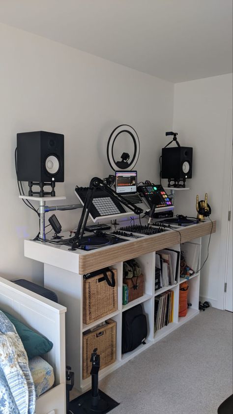 Dj Studio Room Ideas Dj Setup, Dj Equipment Setup Home, Mini Music Studio In Bedroom, Dj Setup Ideas Home Bedroom, Dj Desk Setup, Garage Dj Studio, At Home Dj Setup, Dj Set Up Ideas, Bedroom Dj Setup