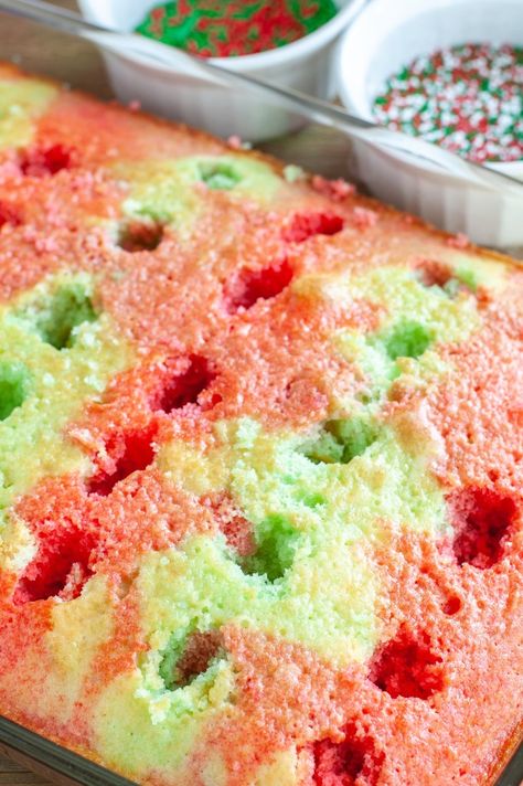 Easy Jello Cake Recipe, Jello Recipes Christmas, Holiday Jello, Jello Cake Recipes, Christmas Jello, Jello Cake, Jello Desserts, Poke Cake Recipes, Poke Cakes