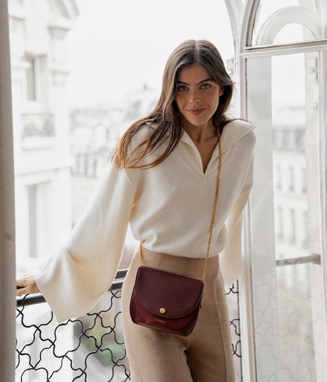 Style Chic Parisien, Maroon Bag, Parisian Outfit, Burgundy Bag, Parisian Chic Style, Bag Outfit, Handbag Outfit, Hijab Fashion Inspiration, Parisian Chic