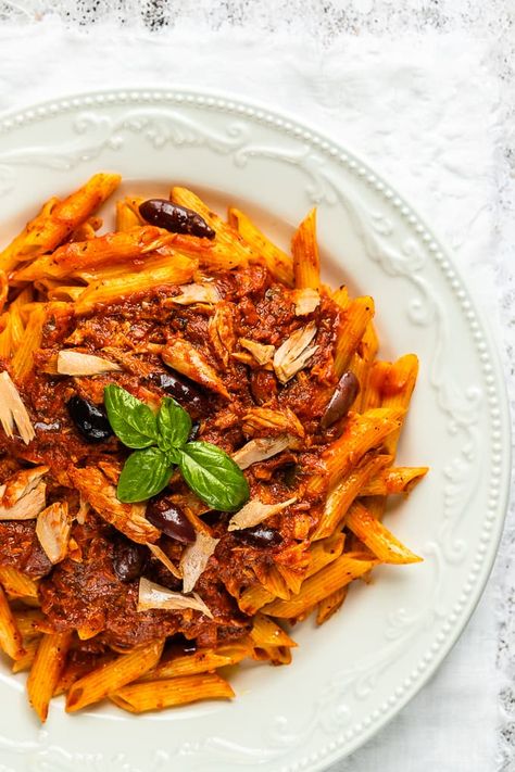 An easy and delicious penne pasta dish with tomato tuna sauce. It's made with canned tuna and kalamata olives for a quick fuss free dinner anytime of the week. Tuna Sauce, Healthy Tuna Recipes, Pasta Marinara, Canned Tuna Recipes, Tomato Pasta Recipe, Healthy Tuna, Tuna Pasta, Tomato Pasta Sauce, Italian Sauce