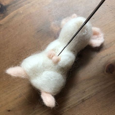 Needle Felted Mouse Free Tutorial Needle Felting Diy Tutorials, Little Sculptures, Wool Felting Animals, Tovad Ull, Needle Felted Mouse, Needle Felting Tutorial, Felt Animal Patterns, Felted Mouse, Mouse Crafts