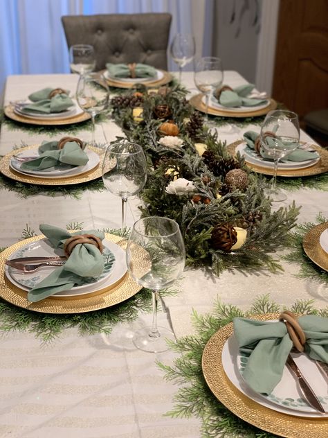 Gold And White Christmas Table, White And Gold Christmas Table, Christmas Dinner Table Settings, Xmas Table Decorations, Xmas Table, Christmas Dining Table, Christmas Dinner Table, Christmas Table Centerpieces, Dinner Table Setting