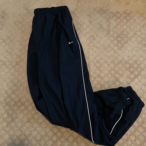 Old Nike Track Pants, Retro Nike Pants, Nike 90s Track Pants, Retro Nike Clothes, Nike Trackpants Y2k, Navy Blue Nike Track Pants, Nike Blue Pants, Nike Joggers Vintage, Nike Baggy Track Pants Outfit