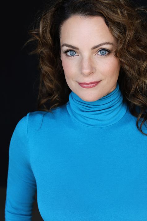 Kimberly Williams Paisley, Kimberly Paisley, Kimberly Williams, Pale Skin Makeup, Carla Gugino, Brad Paisley, Ladies Turtleneck Sweaters, Jane Fonda, Color Analysis