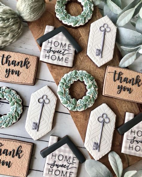 Joy Corts on Instagram: “The perfect realtor gift! Did/would you get your realtor a gift? . . . . . . #homesweethome #homesweethomecookies #housewarmingcookies…” Realtor Cookies, Hawaii Cake, Thank You Cookies, Wreath Cookies, Fancy Cupcakes, Holiday Cookies Christmas, Iced Sugar Cookies, Cookie Bouquet, Cookie House