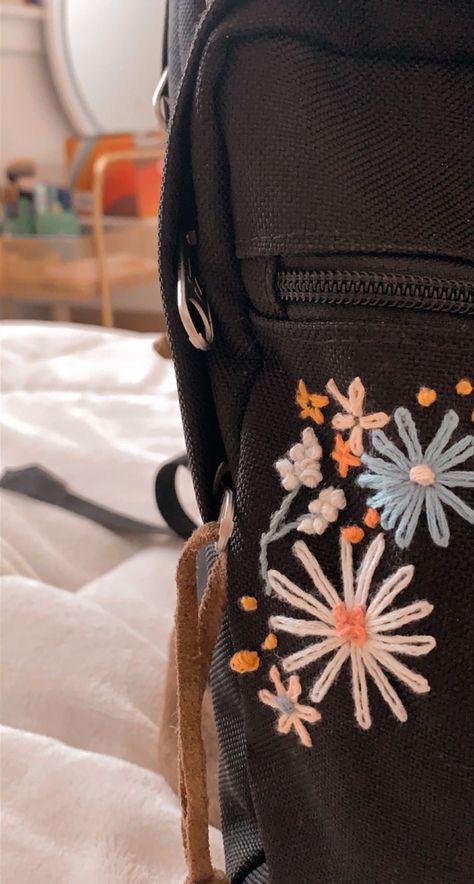 Bookbag Embroidery Ideas, How To Embroider A Backpack, Painting On Backpack Ideas, School Bag Embroidery Ideas, Black Backpack Embroidery, Embroidery On School Bag, Black Backpack Decoration Ideas, Jansport Backpacks Embroidery, Hand Embroidered Backpack