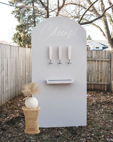 Drinks Station Party, Drink Stand Ideas, Drink Backdrop, Beverage Wall Wedding, Bar Rental Ideas, Bar Tap Ideas, Diy Drink Wall, Self Pour Beer Wall, Welcome Drink Wall