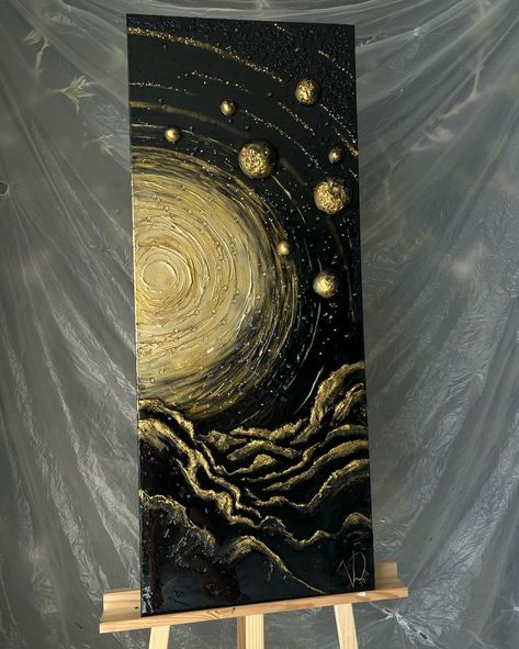 Creative Bedroom Wall Ideas, Golden Canvas Painting, Art Room Wall Decor, Black And Gold Wall Paint Ideas, Black And Gold Painting Ideas, Paintings On Black Background, Golden Painting Acrylics, Black Background Painting Ideas, Moon Texture Art