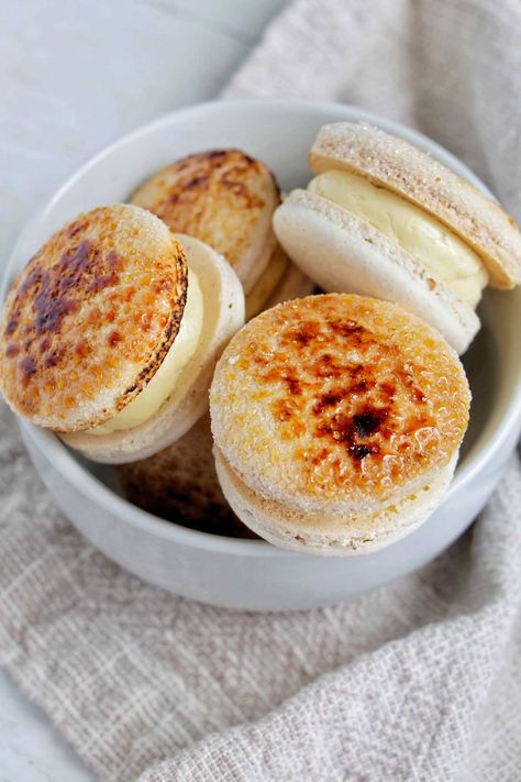 I'm literally obsessed with this crème brûlée macaron recipe! The filling seriously tastes exactly like the dessert. This filling is made with a French meringue buttercream and then the macaron shells are topped with torched sugar. If you want a fun macaron recipe for a wedding, bridal shower, Mother's Day, or just for a party, these are fancy macarons that would be perfect for the occasion. Fancy French Desserts, Creme Brulee Macaron, Fun Macarons, French Meringue Buttercream, Savory Macarons, Fancy Macarons, Macaron Filling Recipe, Macaron Fillings, Macaroon Filling