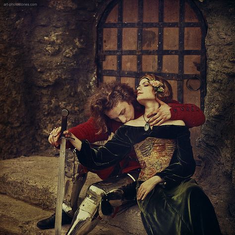 If it weren't for the whole "black plague/women were basically sold to their husbands/your life would suck unless you were royalty" thing, I'd almost wish I was in the middle ages. Medieval Clothing, Medieval Romance, 얼굴 드로잉, Fantasy Couples, Pre Raphaelite, Romantic Art, Classical Art, Medieval Art, Foto Inspiration