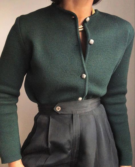 Dark Green Cardigan Outfit, Green Cardigan Outfit, Business Chic Outfits, Dark Green Cardigan, Cardigan Outfit, Timeless Outfits, Preppy Look, Green Cardigan, Cardigan Outfits