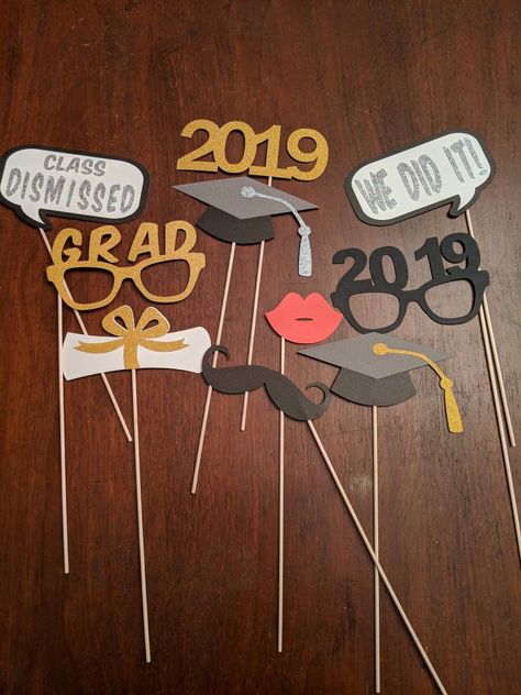 Kids Graduation Party Ideas, School Farewell Ideas, Photo Booth Props Graduation, Graduation Props, Photo Booth Backdrop Graduation, Farewell Party Decorations, Farewell Decorations, Graduation Party Photo Booth, Graduation Party Pictures